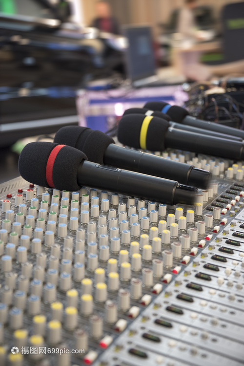 音樂會上的音響設備電視拍攝